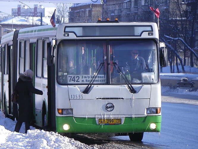 Bus_13595,_route_742_in_Moscow
