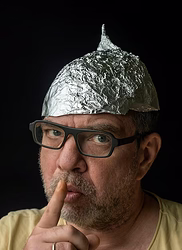 homme-chapeau-papier-aluminium-doigt-bouche-concept-these-conspiration-coronavirus_1048944-18699592