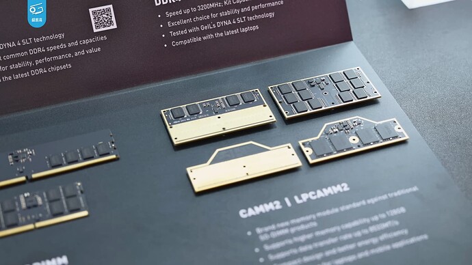 RAM CAMM2 (en haut) et LPCAMM2 (en bas) exposés lors du Computex 2024