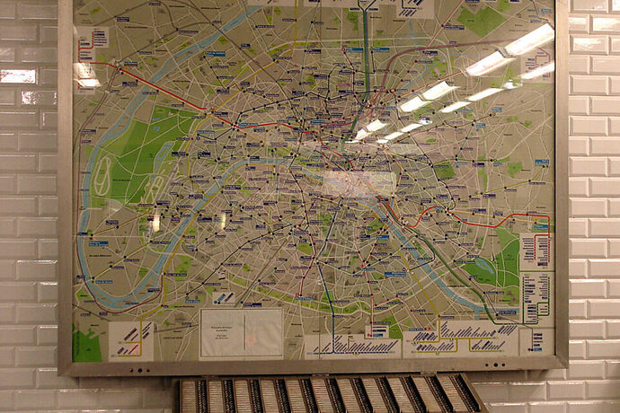 metro-paris-ligne-3-station-pont-de-levallois-becon-indicateur-itineraires-960x640