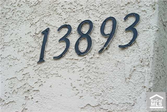 13893